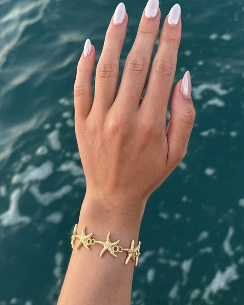 İrva Collection Kararmaz Deniz Kabuğu Bileklik featuring a seashell design on a delicate bracelet for beach-inspired jewelry.