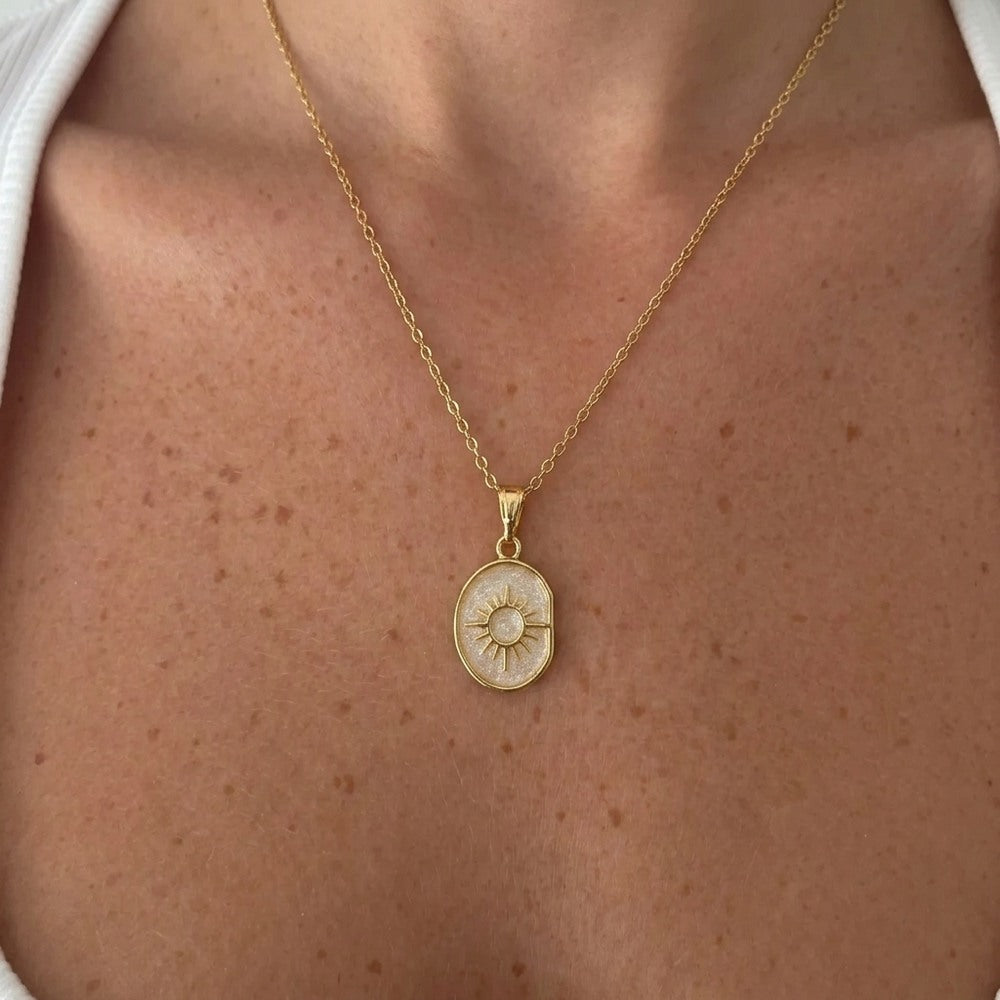 Kararmaz Mineli Plaka Güneş Kolye