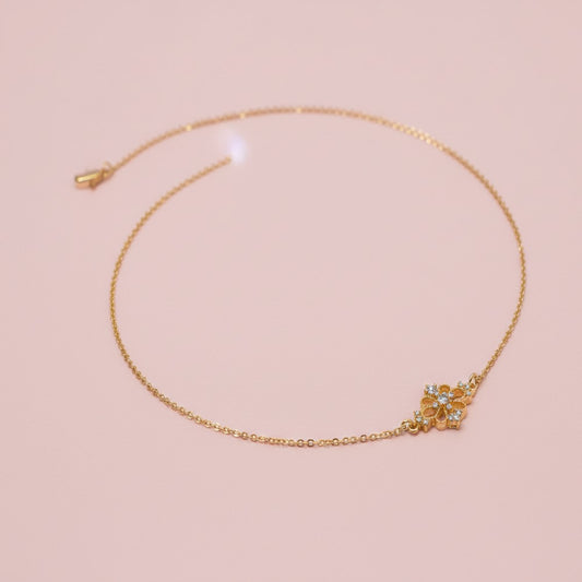 Taşlı Çiçek Motifli Çelik Kolye