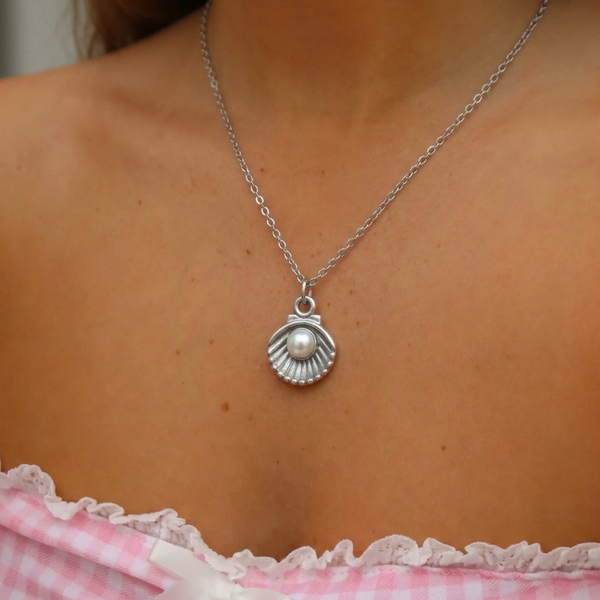 İrva Collection Sea Girl Kolye featuring a delicate ocean-themed pendant on a fine chain, showcased on a neutral background.