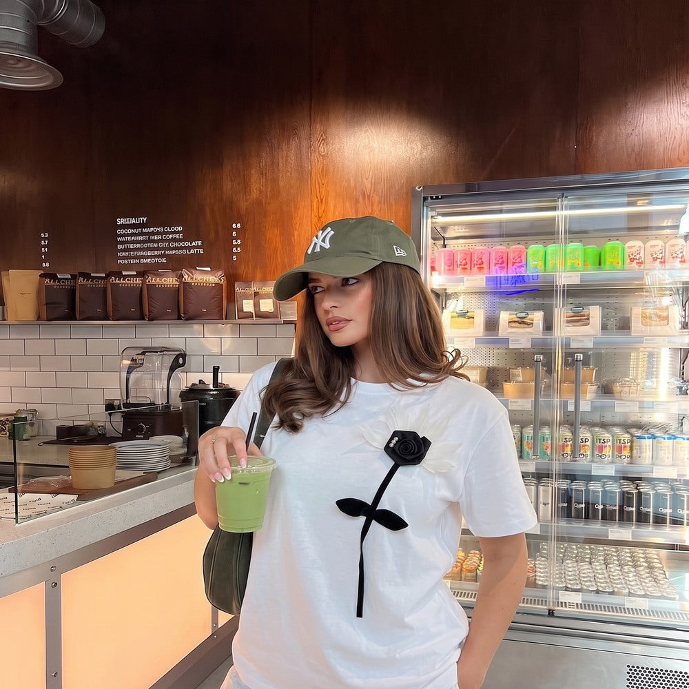 Kadın Beyaz Çiçek Armalı Pamuklu Örme T-Shirt