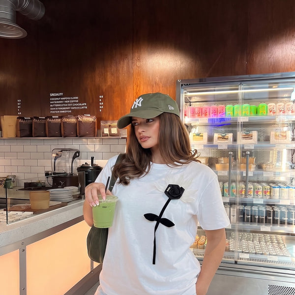 Kadın Beyaz Çiçek Armalı Pamuklu Örme T-Shirt