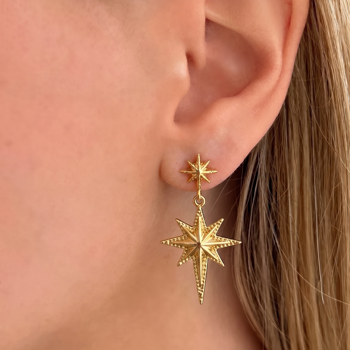 Sallantılı Kutup Yıldızı küpe by İrva Collection featuring a sparkling star design with dangling chain detail