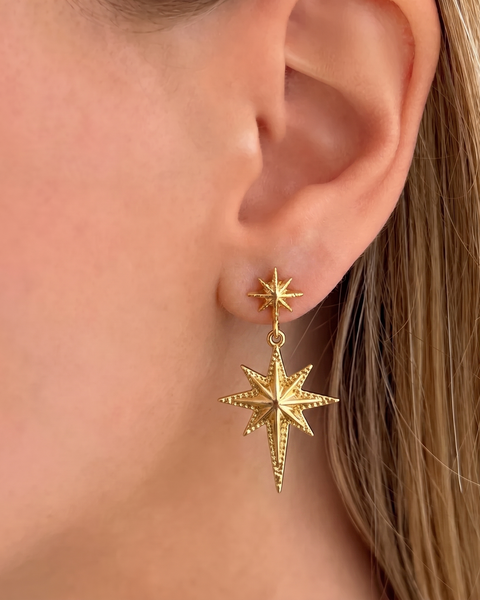 Sallantılı Kutup Yıldızı küpe by İrva Collection featuring a sparkling star design with dangling chain detail