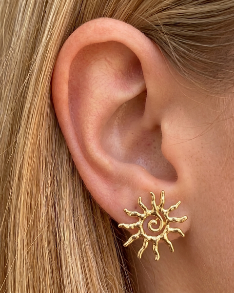 İrva Collection Güneş Küpe featuring a stylish sun-inspired design, gold-tone finish, and intricate detailing for a chic look.