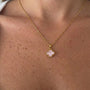 İrva Collection Kararmaz taşlı yonca kolye featuring a delicate gold chain and a sparkling four-leaf clover pendant.