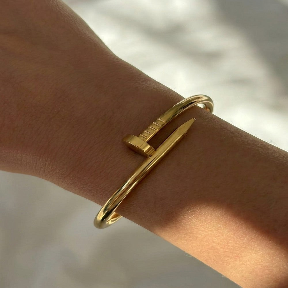 İrva Collection Kararmaz Çivi Bileklik featuring a sleek, modern design with nail-inspired accents in a stylish bracelet form.