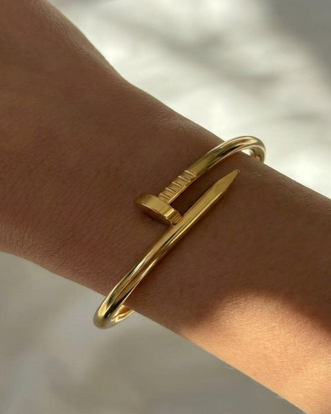 İrva Collection Kararmaz Çivi Bileklik featuring a sleek, modern design with nail-inspired accents in a stylish bracelet form.