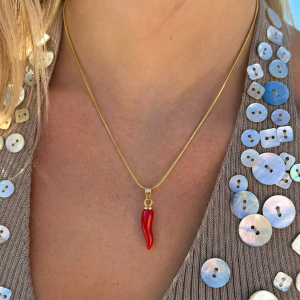 İrva Collection Viral Biber Kolye, a vibrant red pepper pendant necklace with intricate detailing and a gold chain.