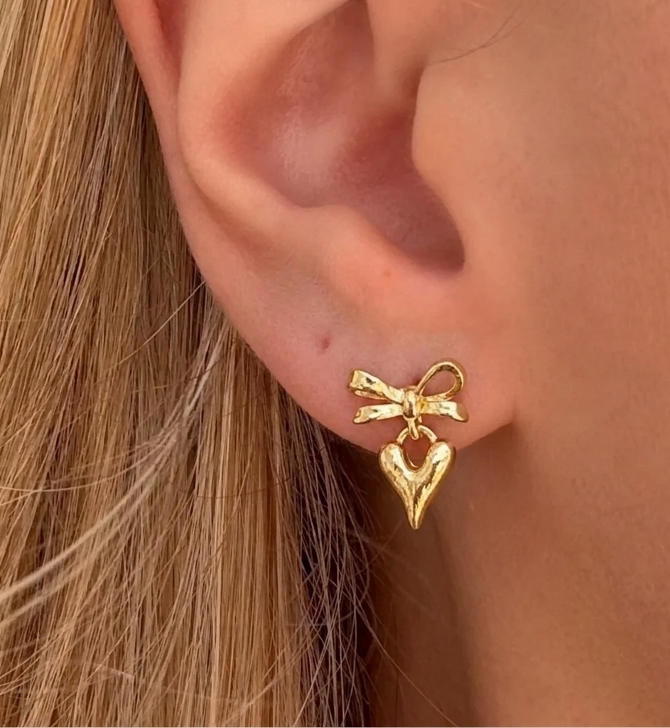 İrva Collection Pinterest Girl Küpe featuring stylish, modern earrings with a fashionable design, perfect for everyday wear.