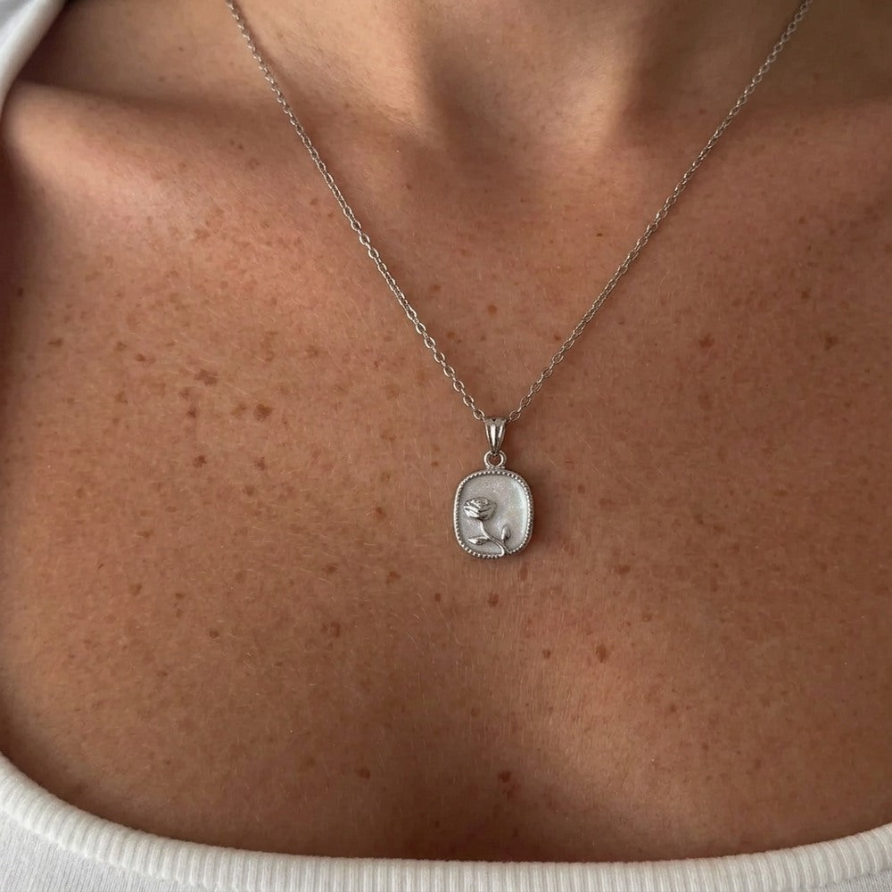 Kararmaz Plaka Gül Kolye