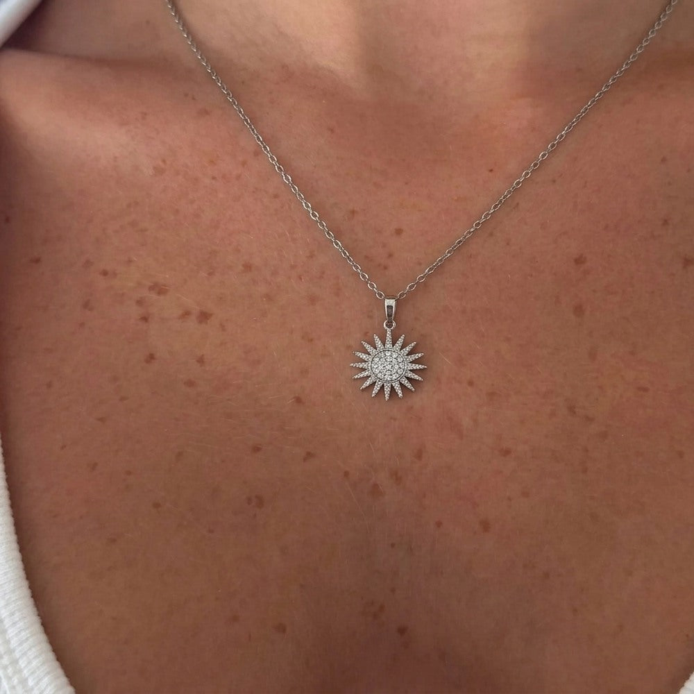 Kararmaz Gümüş Güneş Kolye