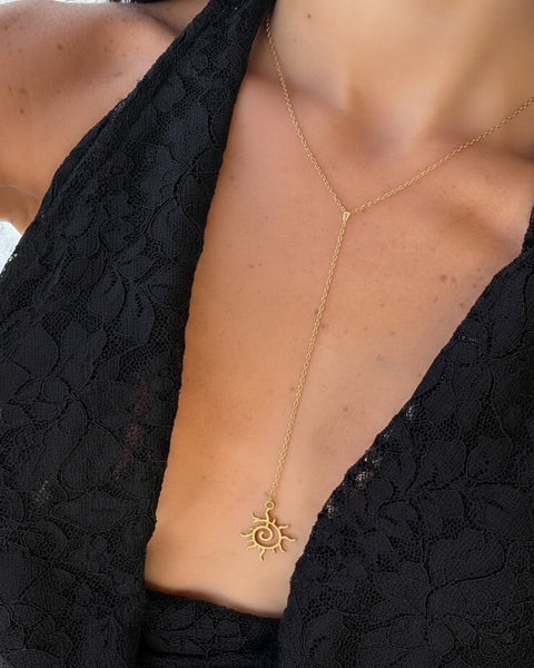 İrva Collection Güneş Y kolye with sun pendant on a chain, close-up view of the jewelry design and craftsmanship.