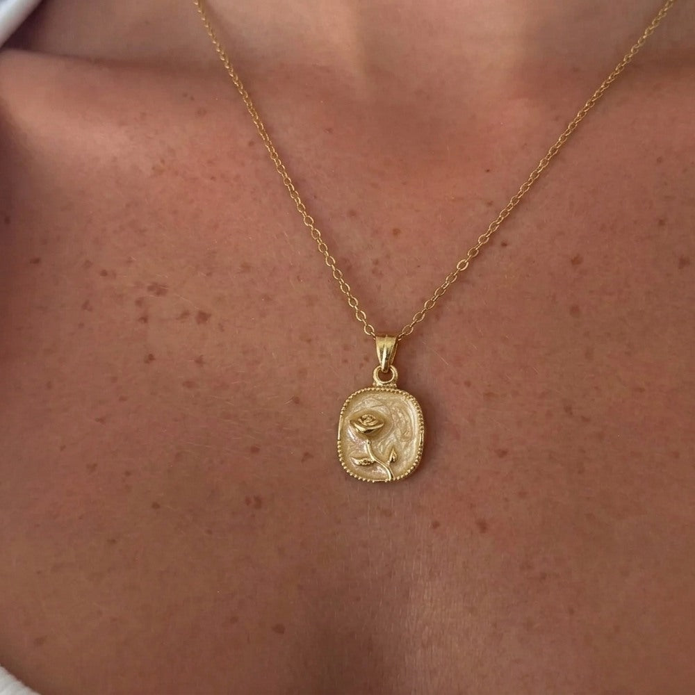 Kararmaz Plaka Gül Kolye