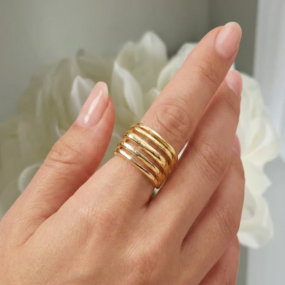 Vintage Çizgili yüzük by İrva Collection featuring a classic striped design on a silver band, close-up view.