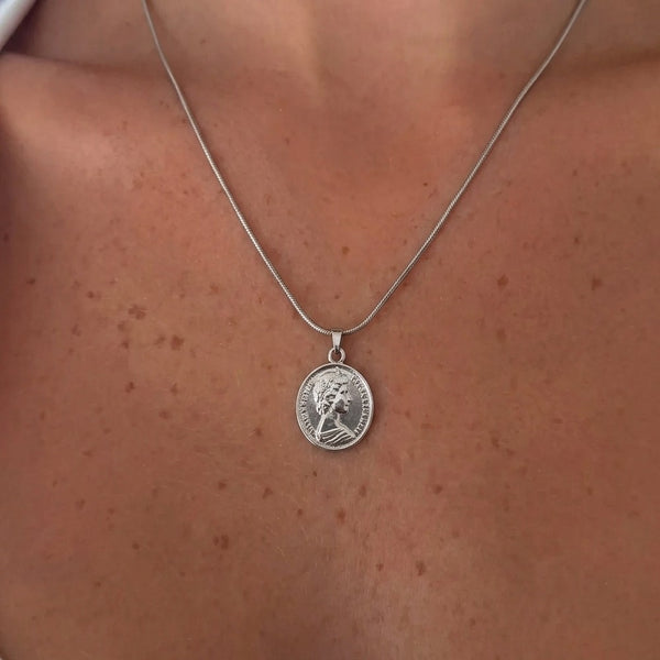 Kararmaz Madalyon Kolye