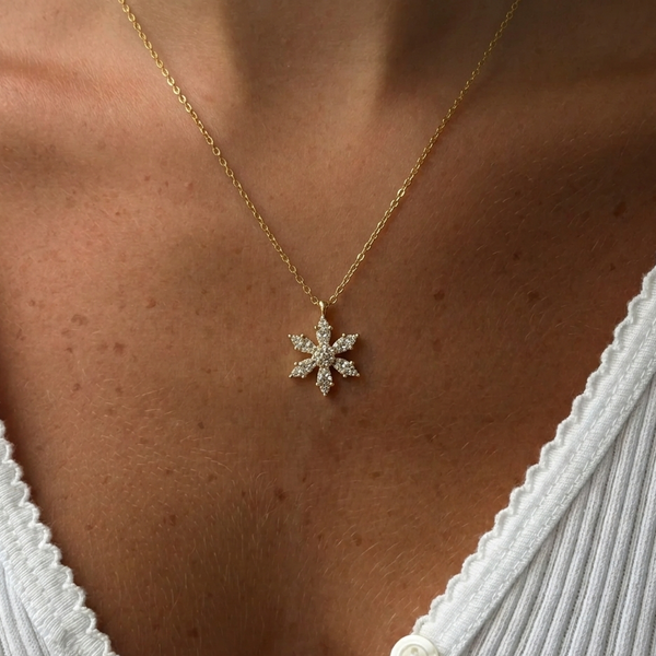 Kararmaz Taşlı Çiçek Kolye