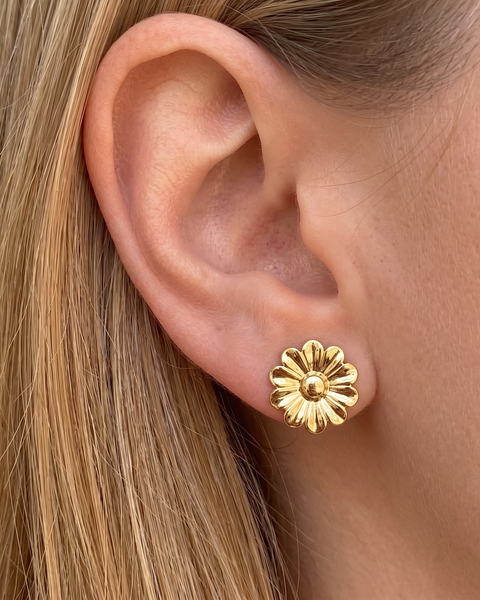İrva Collection Papatya Küpe featuring delicate flower design in gold, perfect for elegant jewelry styling.