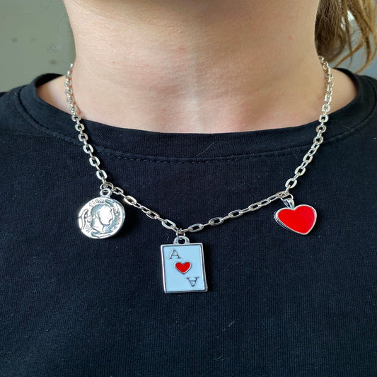 Queen of Hearts Kolye – Aşk, Şans ve Gücün Simgesi