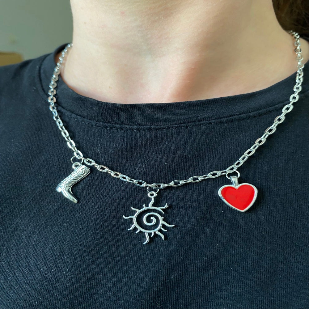 Rodeo Love Kolye – Kovboy Ruhu, Güneşin Işıltısı ve Aşkın Gücü