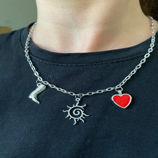 Rodeo Love Kolye – Kovboy Ruhu, Güneşin Işıltısı ve Aşkın Gücü