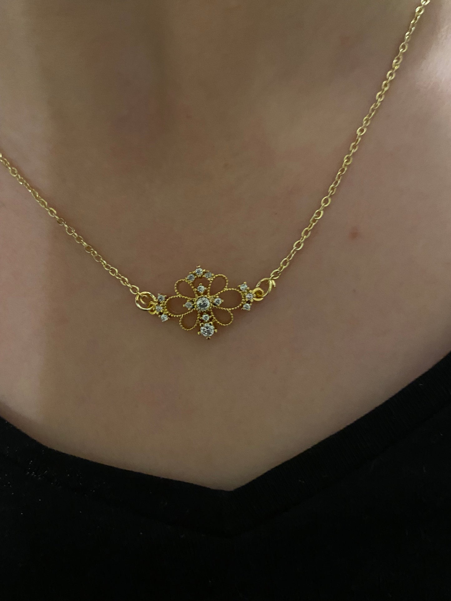 Taşlı Çiçek Motifli Çelik Kolye