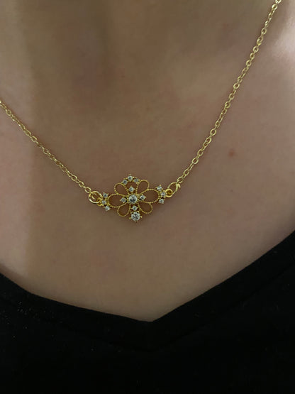 Taşlı Çiçek Motifli Çelik Kolye