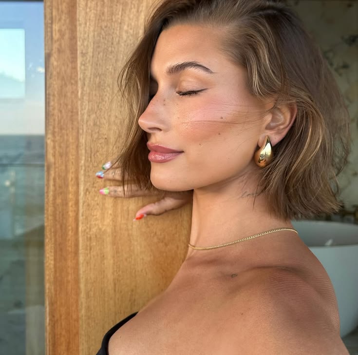 İrva Collection Hailey Bieber steel earrings featuring sleek, modern design with polished silver finish and minimalist style.