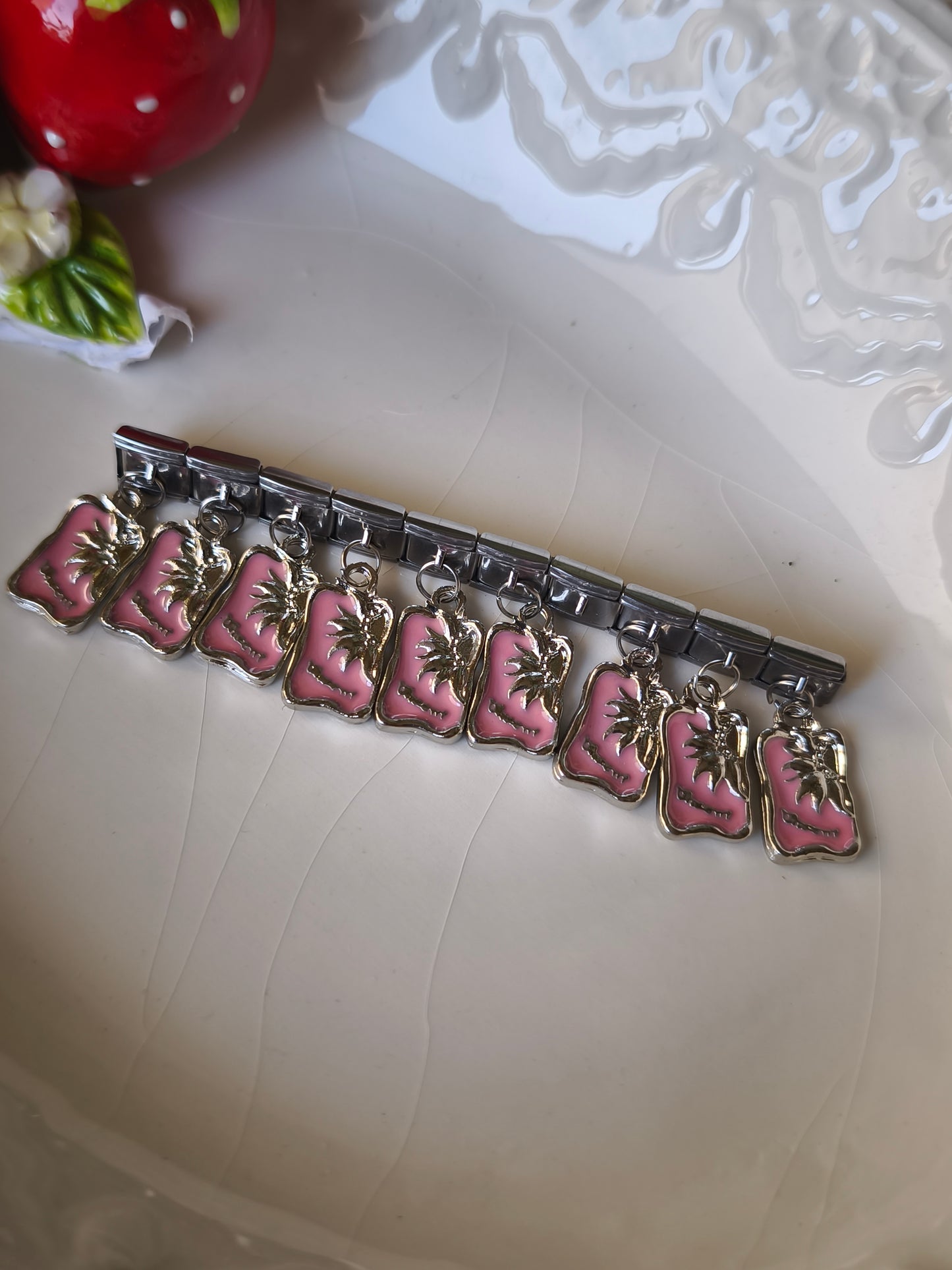 Pembe Plaka Charm
