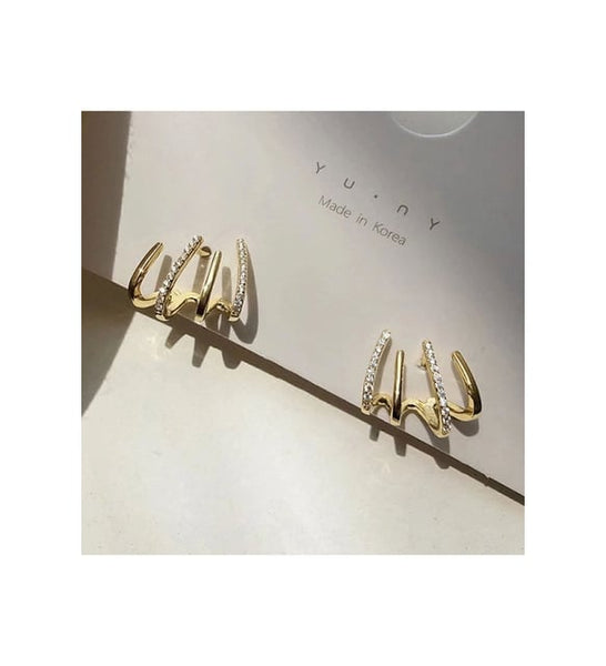 İrva Collection Zirkon Taşlı Pençe Küpe with gold plating, featuring a claw design and sparkling zircon stones.
